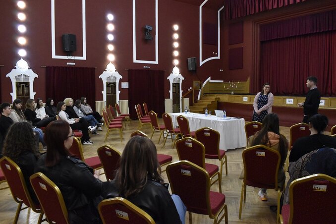 Az irodalmi vetélkedő résztvevői (Fotó: Dér Dianna) Az irodalmi vetélkedő résztvevői (Fotó: Dér Dianna)