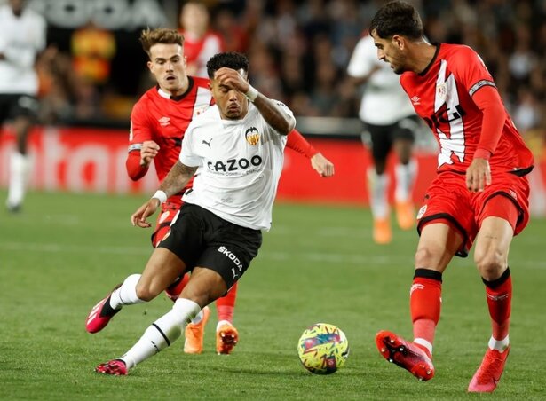 Az egykori holland kiválóság, Patrick Kluivert fia, Justin fontos pontot mentett a Valenciának a góljával (Fotó: El País/EFE) Az egykori holland kiválóság, Patrick Kluivert fia, Justin fontos pontot mentett a Valenciának a góljával (Fotó: El País/EFE)