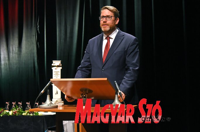 Szöllősi György pénteken Zentán a Vajdasági Magyar Újságíró Egyesület ünnepségén köszöntötte a kollégákat (Gergely Árpád felvétele) Szöllősi György pénteken Zentán a Vajdasági Magyar Újságíró Egyesület ünnepségén köszöntötte a kollégákat (Gergely Árpád felvétele)