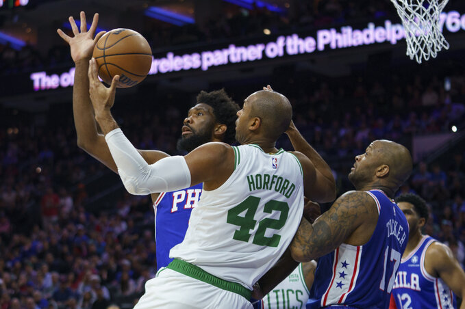 Al Horford hálátlan feladatot kapott Embiid féken tartásával… (Fotó: Beta/AP) Al Horford hálátlan feladatot kapott Embiid féken tartásával… (Fotó: Beta/AP)