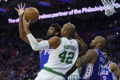 Al Horford hálátlan feladatot kapott Embiid féken tartásával… (Fotó: Beta/AP)