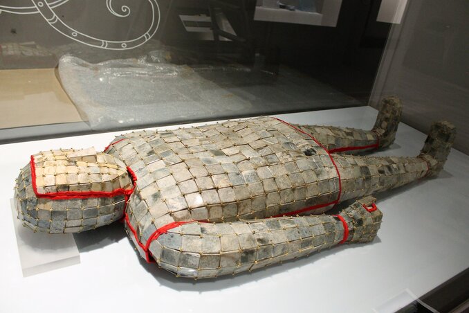 A teljes testet fedő halotti páncél, amely mintegy kétezer darab polírozott jádelapocskából készült (Fotó: Szegedi Móra Ferenc Múzeum Facebook-oldala)