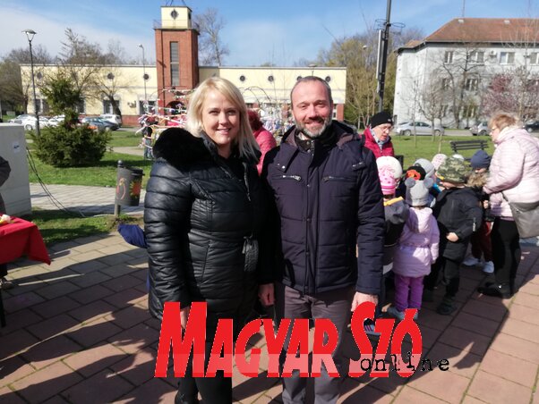 Fényszárosi Fekete Tímea, a Bambi Iskoláskor Előtti Intézmény igazgatónője, Szatmári Adrián polgármester a gyerekek társaságában Topolya főterén (Tóth Péter felvétele) Fényszárosi Fekete Tímea, a Bambi Iskoláskor Előtti Intézmény igazgatónője, Szatmári Adrián polgármester a gyerekek társaságában Topolya főterén (Tóth Péter felvétele)
