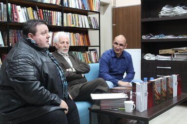 Máriás Endre szerző és Fodor István szerkesztő, valamint Csincsik Zsolt az adai könyvbemutatón (Fotó: Szarvas Gábor Könyvtár)