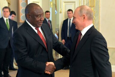 Putyin fogadja a tárgyalásra érkezett küldöttség egyik tagját, Cyrill Ramaphosát (Fotó: Beta/AP)