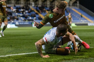 Karlo Bartolec, a felcsúti csapat játékosa (elöl) és a zalaegerszegi Csóka Dániel a ZTE Arénában (Fotó: MTI)