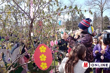 Tojásfadíszítés Bácskossuthfalva központjában (Kazinczy Paszterkó Diana felvétele)