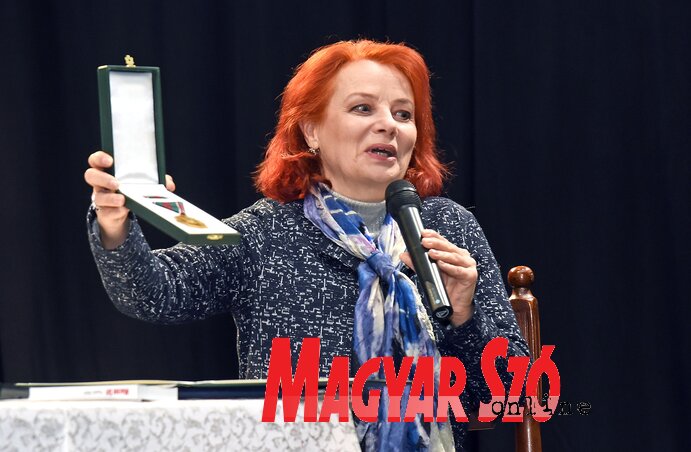 Varjú Márta, a Magyar Szó főszerkesztője megmutatta a nemrégiben átvett Magyar Arany Érdemkereszt polgári tagozatának állami kitüntetését (Fotó: Gergely Árpád) Varjú Márta, a Magyar Szó főszerkesztője megmutatta a nemrégiben átvett Magyar Arany Érdemkereszt polgári tagozatának állami kitüntetését (Fotó: Gergely Árpád)