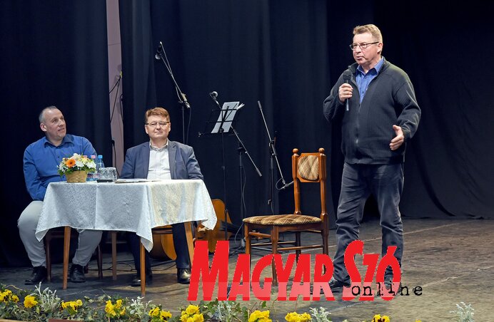 Varga Attila dr. Molnár Viktorral, a Tartományi Mezőgazdaság-fejlesztési Alap igazgatójával és Vas Árpáddal, a helyi falugazdásszal is beszélgetett (Fotó: Gergely Árpád) Varga Attila dr. Molnár Viktorral, a Tartományi Mezőgazdaság-fejlesztési Alap igazgatójával és Vas Árpáddal, a helyi falugazdásszal is beszélgetett (Fotó: Gergely Árpád)