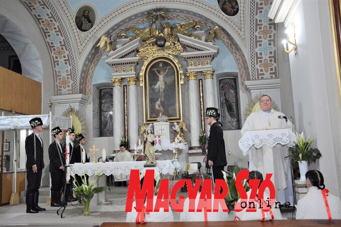 Szinte az egész szentmisén vigyázban állnak a Krisztus-katonák (Paraczky László felvétele) Szinte az egész szentmisén vigyázban állnak a Krisztus-katonák (Paraczky László felvétele)