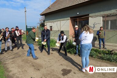 A legények alaposan meglocsolják az adai Fodor Boglárkát (Csincsik Zsolt felvétele)
