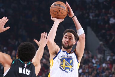 Klay Thompson a harmadik játékos lett, aki egy alapszakaszban átlépte a 300 triplás határt, a Warriors pedig 55-tel első negyedbeli pontrekordot állított fel Portlandben (Fotó: NBC Sports/Ge