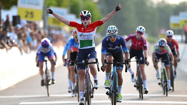 Élen a magyar bajnoki trikolór, Vas Blanka élete első WorldTour-szakaszát nyerte meg (Fotó: Eurosport)