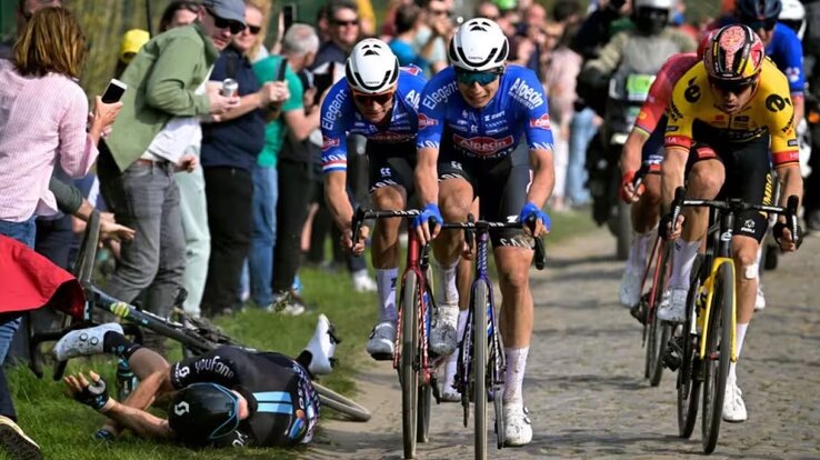 Philipsen (elöl) és van der Poel hirtelen irányváltása a földre vitte Degenkolbot (Fotó: Pool/Getty Images) Philipsen (elöl) és van der Poel hirtelen irányváltása a földre vitte Degenkolbot (Fotó: Pool/Getty Images)