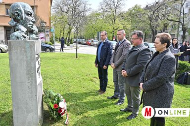 Fehér Ferenc költő mellszobrát megkoszorúzták a VMSZ Újvidéki Városi Szervezetének képviselői is: Madarász Áron, Bájity Borisz, Kiss Gyula és Ladisity Melinda (Fotó: Ótos András felvétele)