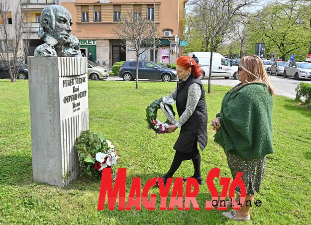 A keddi ünnepség megszervezésében részt vett a Petőfi Sándor Magyar Művelődési Központ is. A Magyar Szó Lapkiadó  Kft. képviseletében Varjú Márta főszerkesztő és Erdődi Edvina megbízott igazgató koszorúzott (Fotó: Ótos András felvétele)