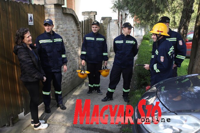 Locsolkodás tűzoltó módra (Lakatos János felvétele) Locsolkodás tűzoltó módra (Lakatos János felvétele)