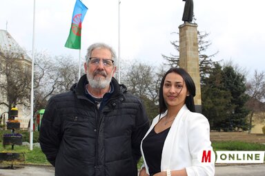 Szenttamáson (is) felvonták a roma lobogót. Dr. Ilija Gazepov (balról) és Lidija Fan (Paraczky László felvétele)