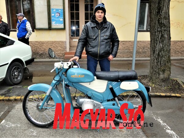 A zombori Petar Radić 1970-es gyártmányú Tomos Kolibri T12 típusú motorkerékpárjának a nyergében érkezett Zentára. (Fotó: Horváth Zsolt)