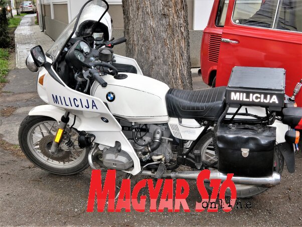 Az egykori jugoszláv rendőrség szolgálati motorkerékpárja nyugdíjasan is tiszteletet és tekintélyt parancsol. (Fotó: Horváth Zsolt)