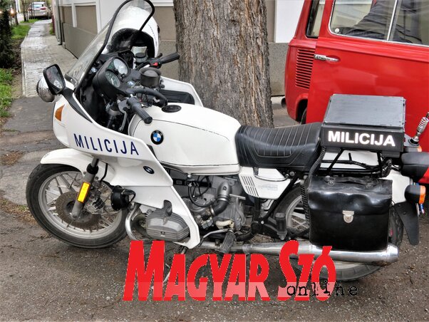 Az egykori jugoszláv rendőrség szolgálati motorkerékpárja nyugdíjasan is tiszteletet és tekintélyt parancsol. (Fotó: Horváth Zsolt) Az egykori jugoszláv rendőrség szolgálati motorkerékpárja nyugdíjasan is tiszteletet és tekintélyt parancsol. (Fotó: Horváth Zsolt)