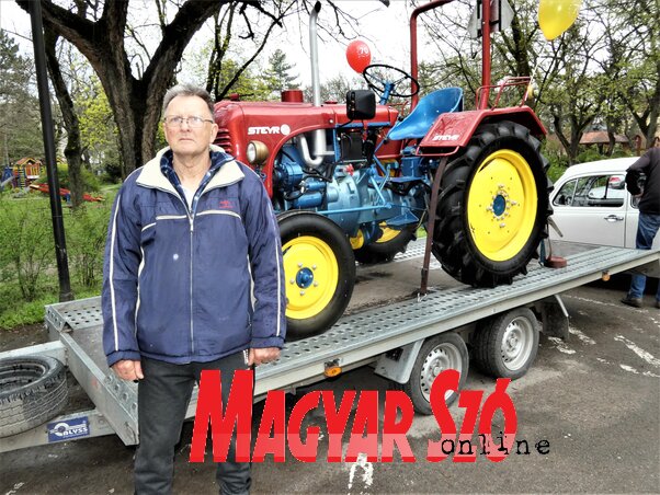 Az adai Szabó János 70 éves Steyr traktorát hozta el. (Fotó: Horváth Zsolt)