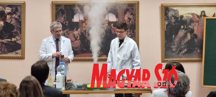 Kémiai kísérleteket mutattak be az alkalmi műsorban (Kancsár Izabella felvétele)