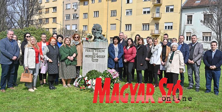 Okupljeni ispred statue, nakon ceremonije, priređen je svečani prijem u kancelariji SVM-a u centru grada (Fotografisao: Andraš Otoš)