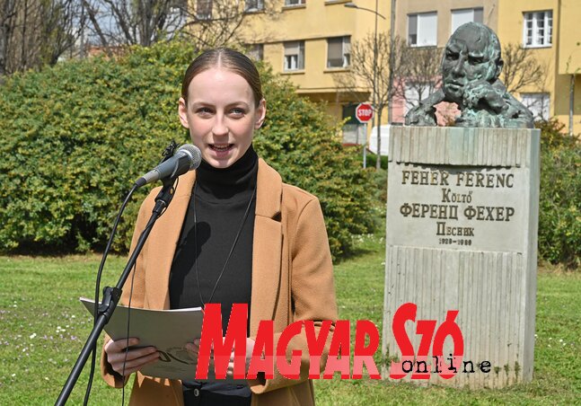 Nora Ladišić je recitovala pesmu od Ferenca Fehera „Darubalada” (Balada ždrala) (Fotografisao: Andraš Otoš) Nora Ladišić je recitovala pesmu od Ferenca Fehera „Darubalada” (Balada ždrala) (Fotografisao: Andraš Otoš)