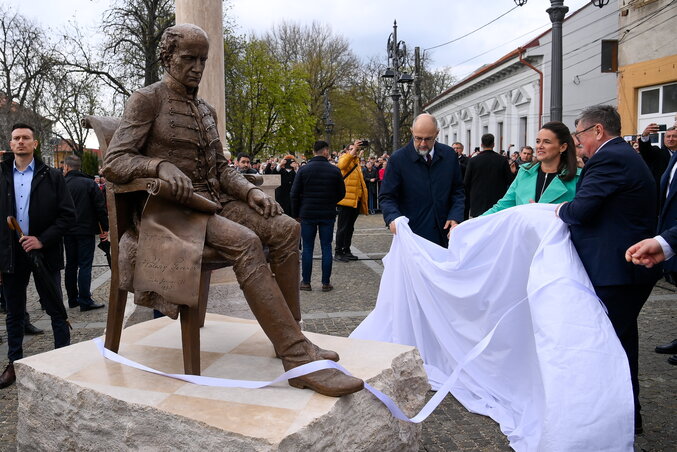 Novák Katalin, Kelemen Hunor és Kovács Jenő polgármester leleplezik a szobrot (Fotó: MTI) Novák Katalin, Kelemen Hunor és Kovács Jenő polgármester leleplezik a szobrot (Fotó: MTI)