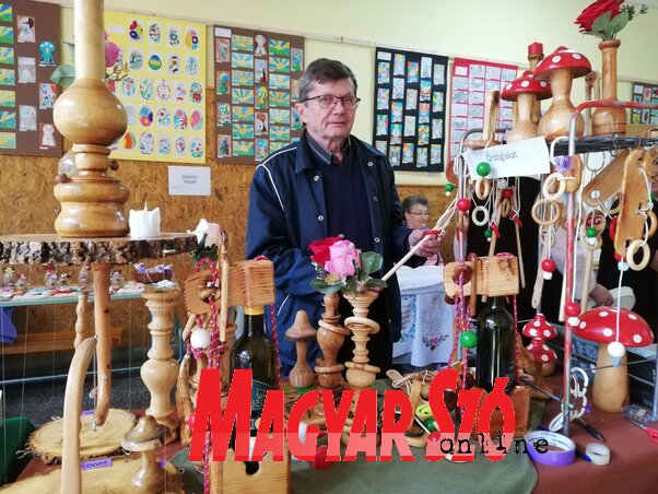 Különleges alkotásaival mutatkozott be a kishegyesi MIRK-en Oszlánszki János (Tóth Péter felvétele) Különleges alkotásaival mutatkozott be a kishegyesi MIRK-en Oszlánszki János (Tóth Péter felvétele)