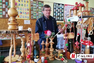 Különleges alkotásaival mutatkozott be a kishegyesi MIRK-en Oszlánszki János (Tóth Péter felvétele)