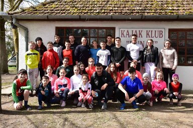 A bezdáni Dunav Kajakklub versenyzői edzőjükkel, Horvát-Panda Antónia olimpikonnal (Fotó: Dunav Kajakklub)