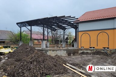 Tető került a szabadtéri színpadra (Lakatos János felvétele)