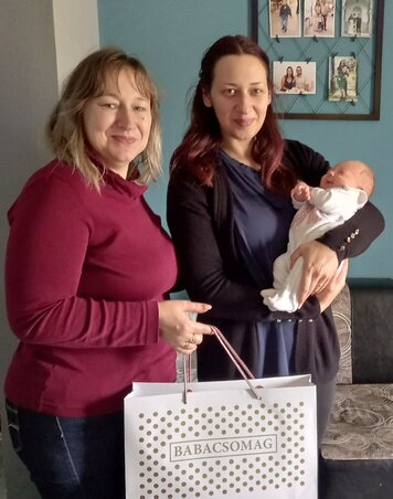 Cservenák Kancsár Izabella átadja az ajándékot a gunarasi Vituska családnak (Fotó: 3+) Cservenák Kancsár Izabella átadja az ajándékot a gunarasi Vituska családnak (Fotó: 3+)