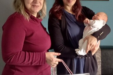 Cservenák Kancsár Izabella átadja az ajándékot a gunarasi Vituska családnak (Fotó: 3+)