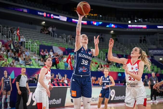 A szlovák lányok rendesen megviccelték a törököket (Fotó: FIBA) A szlovák lányok rendesen megviccelték a törököket (Fotó: FIBA)