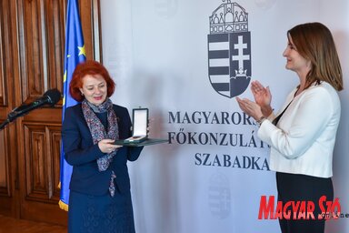 Varjú Márta a magyar állam Magyar Arany Érdemkereszt polgári tagozat kitüntetéssel (Molnár Edvárd felvétele)