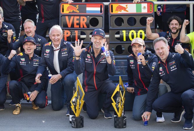 A 100. futamgyőzelmét ünneplő Red Bull (Fotó: Beta/AP) A 100. futamgyőzelmét ünneplő Red Bull (Fotó: Beta/AP)