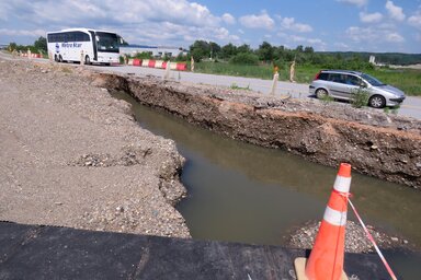 A Morava menti korridor Kruševac és Makrešan közötti szakaszát alaposan megtépázta a kiöntött Nyugat-Morava, ezért a forgalom meglehetősen lassan halad. Efféle helyzettel sok helyütt találk