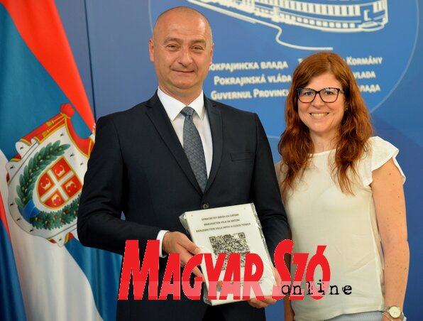 Nenad Ivanišević átnyújtja a QR-táblát Bodnár Ivettnek, a magyarkanizsai önkormányzat munkatársának (Dávid Csilla felvétele) Nenad Ivanišević átnyújtja a QR-táblát Bodnár Ivettnek, a magyarkanizsai önkormányzat munkatársának (Dávid Csilla felvétele)