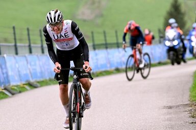 Pidcock (középen) és Healy képtelen volt lépést tartani Pogačarral az emelkedőkön (Fotó: Eurosport)