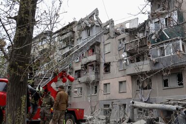 Ukrán tűzoltók áldozatok után kutatnak Szlovjanszkban, amelyet orosz (Beta/Ap)