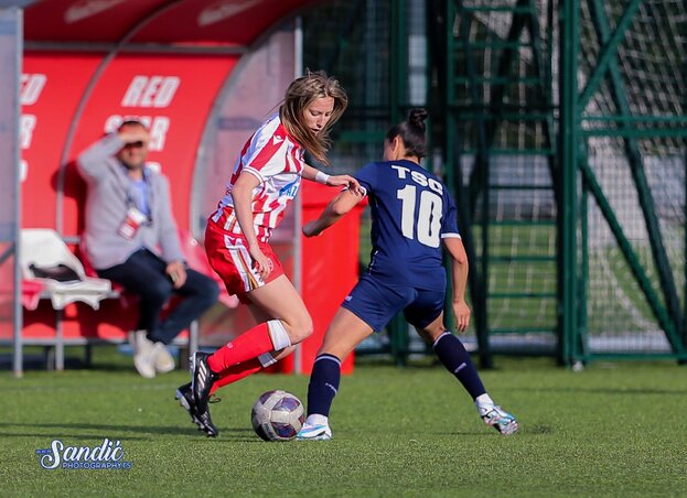 Jelenet a C. zvezda–TSC mérkőzésről. Balról Sofija Sremčević (Zvezda), jobbról Nađa Đurđevac (TSC) Jelenet a C. zvezda–TSC mérkőzésről. Balról Sofija Sremčević (Zvezda), jobbról Nađa Đurđevac (TSC)