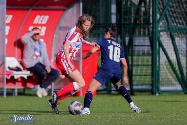 Jelenet a C. zvezda–TSC mérkőzésről. Balról Sofija Sremčević (Zvezda), jobbról Nađa Đurđevac (TSC)