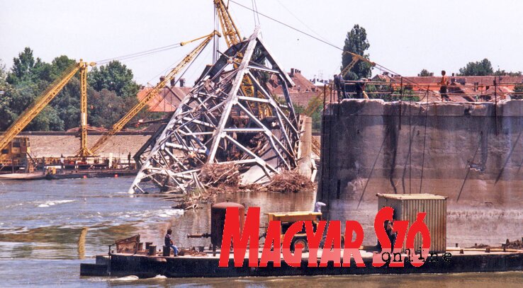 Még túl élénkek a NATO-bombázások emlékei (Fotó: Ótos András) Még túl élénkek a NATO-bombázások emlékei (Fotó: Ótos András)