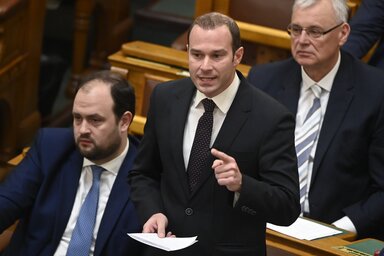 Hollik István (középen) szerint a tavaly áprilisi parlamenti választás óta több dollár gurult be az országba, mint azelőtt összesen (MTI-fotó)