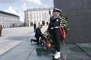 Andrzej Duda lengyel államfő a 13. évfordulón Varsóban megkoszorúzta a szmolenszki tragédia áldozatainak emlékművét, s a Lech Kaczyński tiszteletére elhelyezett emléktáblát (Fotó: Polska Pre