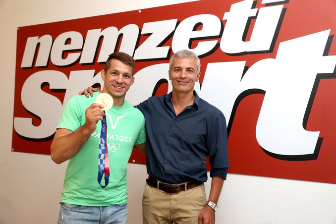 Deák Zsigmond Lőrincz Tamással a Nemzeti Sport székházában, miután Tokióban megszerezte az olimpiai aranyat (Fotó: NSO) Deák Zsigmond Lőrincz Tamással a Nemzeti Sport székházában, miután Tokióban megszerezte az olimpiai aranyat (Fotó: NSO)