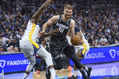 Sabonis tör be a liga egyik legjobb védőjének számító Draymond Green mellett (Fotó: Beta/AP)